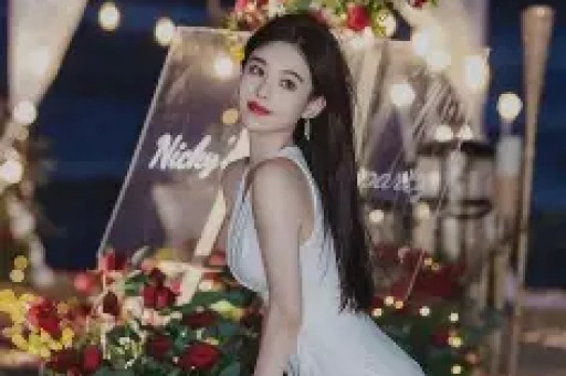 杨紫7月7日外网活动引发争议！网友批评其敏感度不足迪丽热巴受牵连